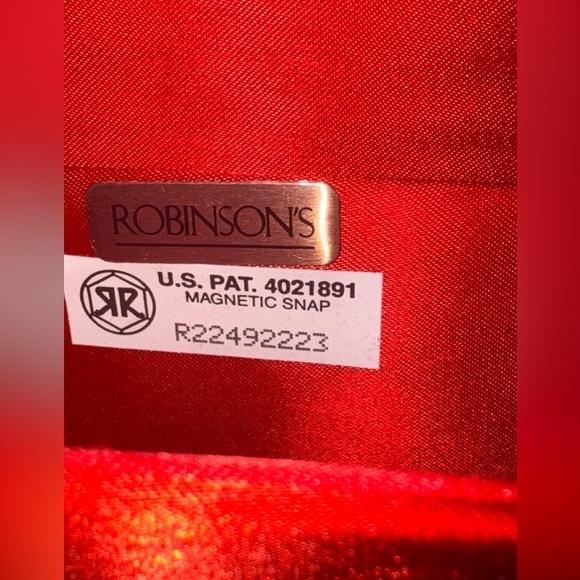 Beautiful Robinson Elegant Red Satin Evening bag with Bow Detail - Picture 5 of 10